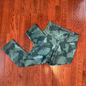 Old Navy Active Elevate Go-Dry Cropped Leggings | Camo | Women’s Medium
